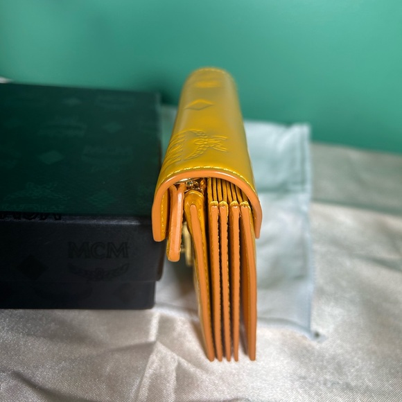 McM Wallet with Dust Bag, Box and Recipe - Picture 7 of 16